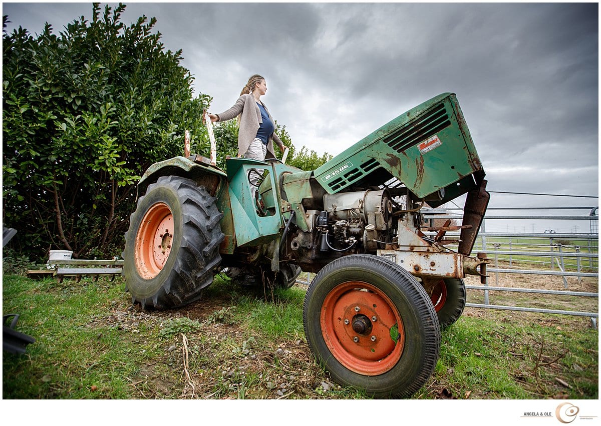 Natürliches Fotoshooting mit Babybauch - Portraitfotograf Köln & NRW
